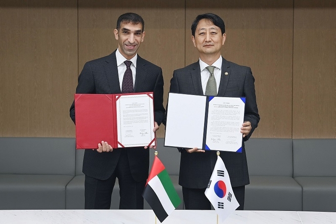 안덕근 통상교섭본부장과 타니 빈 아흐메드 알 제유디 UAE(아랍에미리트) 경제부 대외무역 특임장관이 14일 오후 서울 중구 대한상공회의소에서 열린 ‘한-UAE 포괄적경제동반자협정(CEPA) 협상 타결 서명식’에서 공동 선언문 서명을 마친 뒤 기념촬영을 하고 있다.(사진=산업통상자원부)