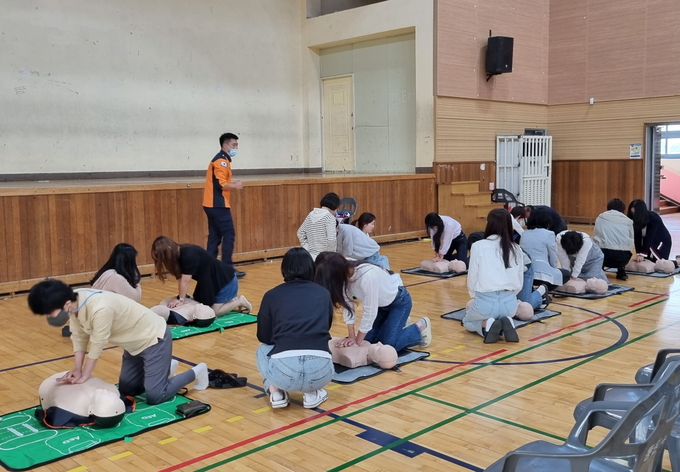 군산소방서, 동원중학교 교직원 대상 심폐소생술 교육군산소방서, 동원중학교 교직원 대상 심폐소생술 교육