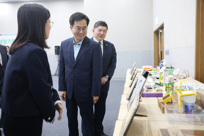 19일 오전 경기도청 25층 다목적회의실에서 열린 탄소중립.녹색성장위원회 전체회의에서 김동연 경기도지사가 전시 부스를 둘러보고 있다.
