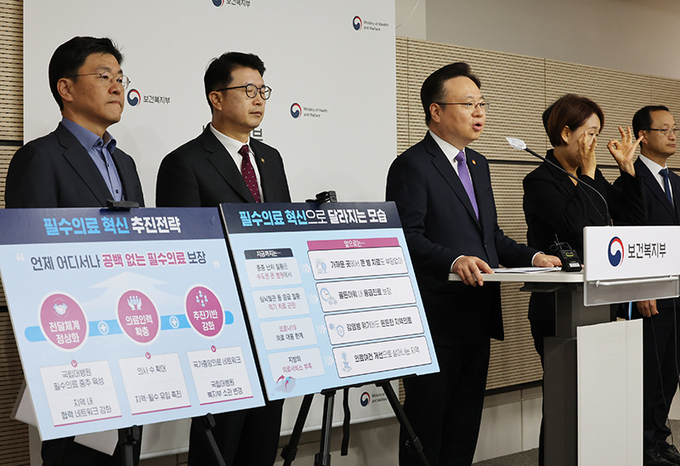 조규홍 보건복지부 장관이 19일 정부세종청사에서 필수의료혁신 전략을 발표하고 있다. 