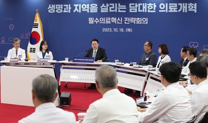 윤석열 대통령이 19일 충북 청주 충북대학교 개신문화관에서 ‘생명과 지역을 살리는 필수의료혁신 전략회의’를 주재하고 있다.