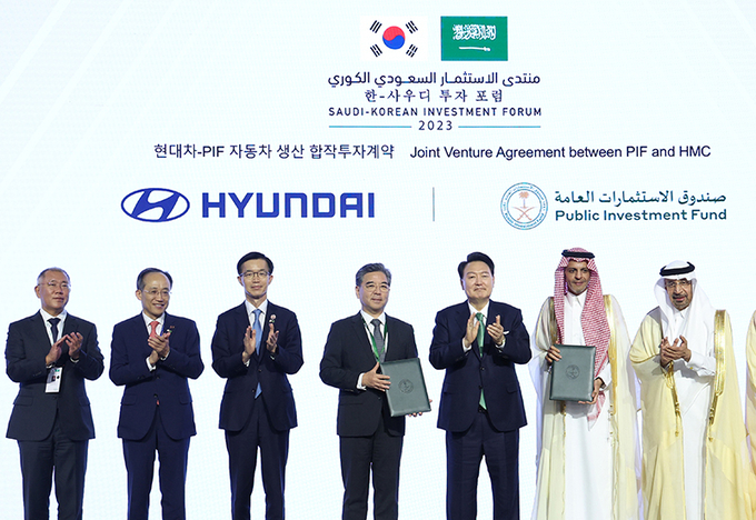 사우디아라비아를 국빈 방문 중인 윤석열 대통령이 22일(현지시간) 리야드의 페어몬트 호텔에서 열린 현대차·PIF 자동차 생산 합작투자 계약에서 기념촬영을 하며 박수치고 있다. (사진=연합뉴스)