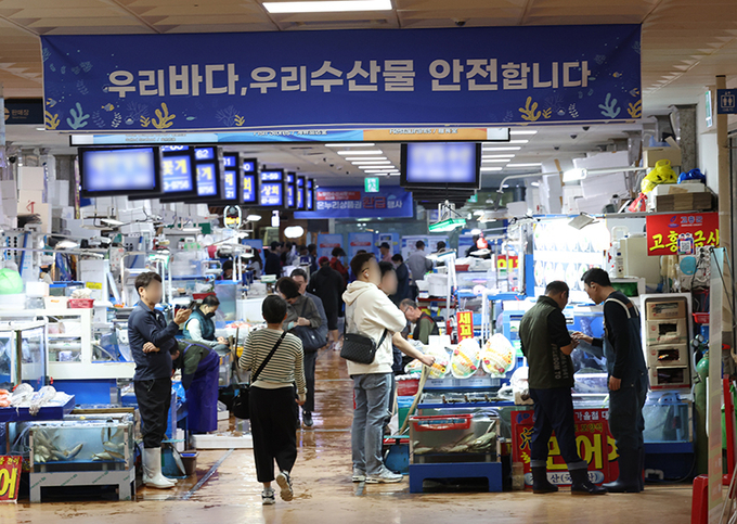 서울 동작구 노량진수산시장에 ‘우리 수산물이 안전하다’는 내용의 현수막이 걸려 있다. (사진=연합뉴스)