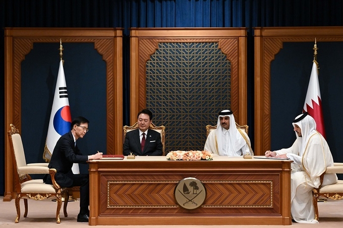 방문규 산업통상자원부 장관이 25일(현지시간) 도하의 카타르 왕궁인 아미리 디완에서 열린 한·카타르 MOU 서명식에서 카타르 통상장관과 ‘무역투자촉진 프레임워크 설립 MOU’에 서명하고 있다. 이 자리에는 윤석열 대통령과 타밈 빈 하마드 알사니 카타르 국왕이 참석했다.(사진=연합뉴스)
