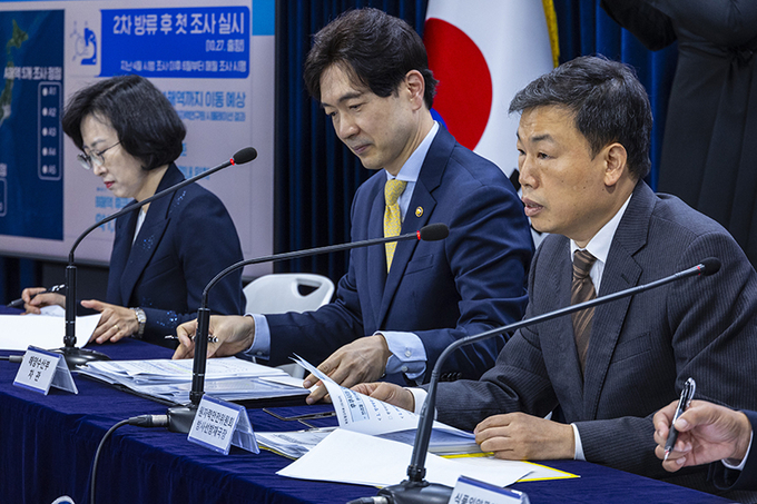 신재식 원자력안전위원회 방사선방재국장이(왼쪽 세 번째)이 27일 정부서울청사에서 열린 일본 후쿠시마 원전 오염수 방류 관련 일일 브리핑에 참석해 일본 현지의 오염수 방류와 관련한 방사능 물질 데이터에 대해 설명하고 있다. 