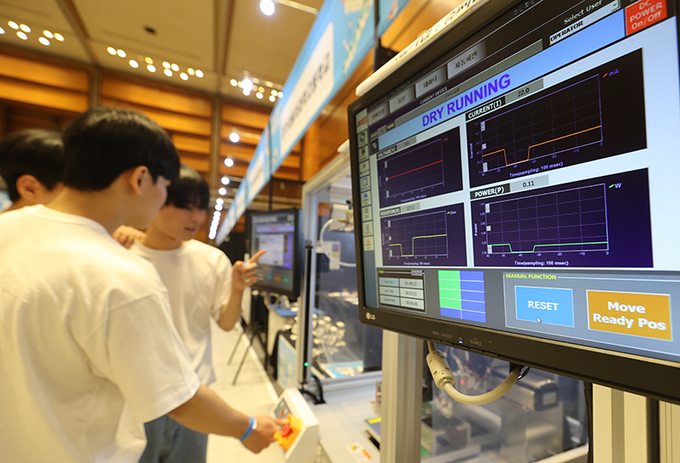 지난 8월 서울 강남구 삼성동 코엑스에서 열린 ‘2023년 일학습병행 체험박람회’에서 방문객들이 전시장을 둘러보고 있다. (사진=연합뉴스)