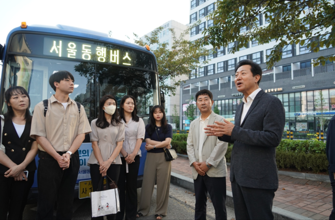 오세훈 서울시장이 8.17일(목) 오전 김포시 풍무동에서 출발하는 서울동행버스 02번 시승에 앞서 시민들에게 서울동행버스의 취지에 대해 설명하고 있다.