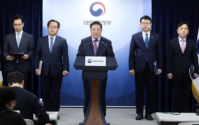 우동기 대통령 직속 지방시대위원장이 31일 오후 정부서울청사에서 열린 사전브리핑에서 ‘윤석열 정부, 지방시대 종합계획’을 발표하고 있다. 