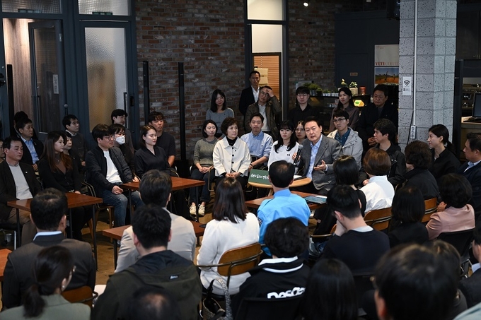 윤석열 대통령이 1일 서울 마포구 한 카페에서 주부, 회사원, 소상공인 등이 참석한 가운데 열린 비상경제민생회의를 주재하고 있다.(사진=연합뉴스)