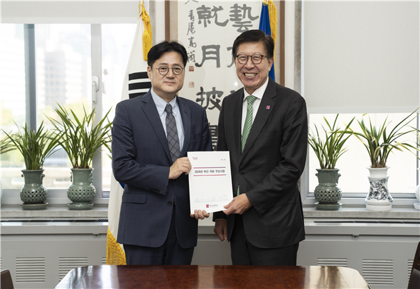 주요 국비사업 협의 전 기념 촬영하는 박형준 부산시장(오른쪽)과 홍익표 더불어민주당 원내대표(왼쪽)