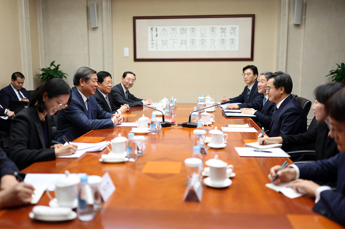 2일 저녁(현지시간) 중국을 방문중인 김동연 경기도 지사가 베이징에서 허리펑(何立峰) 중국공산당 정치국위원 겸 중국 국무원 부총리와 대담하고있다.