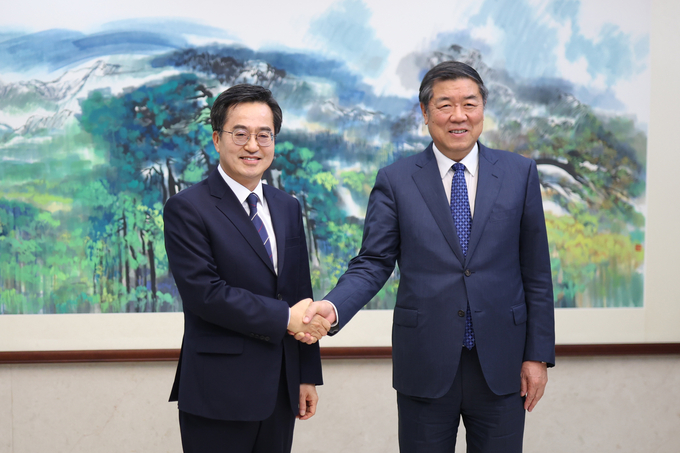2일 저녁(현지시간) 중국을 방문중인 김동연 경기도 지사가 베이징에서 허리펑(何立峰) 중국공산당 정치국위원 겸 중국 국무원 부총리를 만나서 악수하고있다.