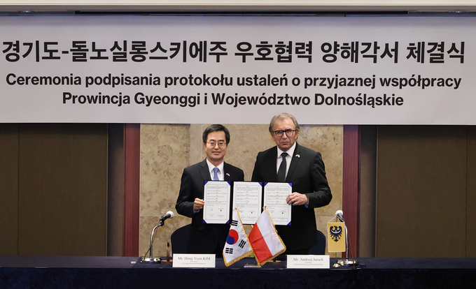  6일 오후 롯데호텔 서울점에서 열린 경기도-폴란드 돌노실롱스키에주 업무협약식에서 김동연 경기도지사, 안제이 야로흐 돌노실롱스키에 주의회 의장이 기념촬영을 하고 있다