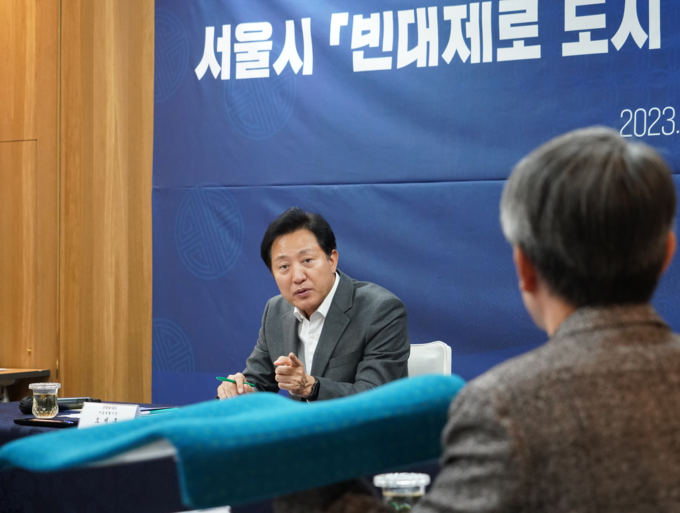 9일(목) 14시 시청 간담회장2에서 열린 '서울시 빈대대책 전문가 간담회'에 참석한 오세훈 서울시장이 백호 서울교통공사 사장(사진 우측)에게 '지하철 방역 현황'에 대해 질문하고 있다.
