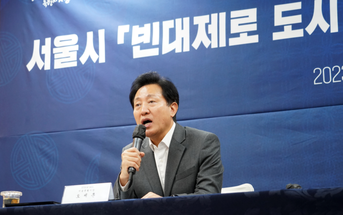 오세훈 서울시장이 9일(목) 14시 시청 간담회장2에서 열린 '서울시 빈대대책 전문가 간담회'에 참석해 인사말 하고 있다.