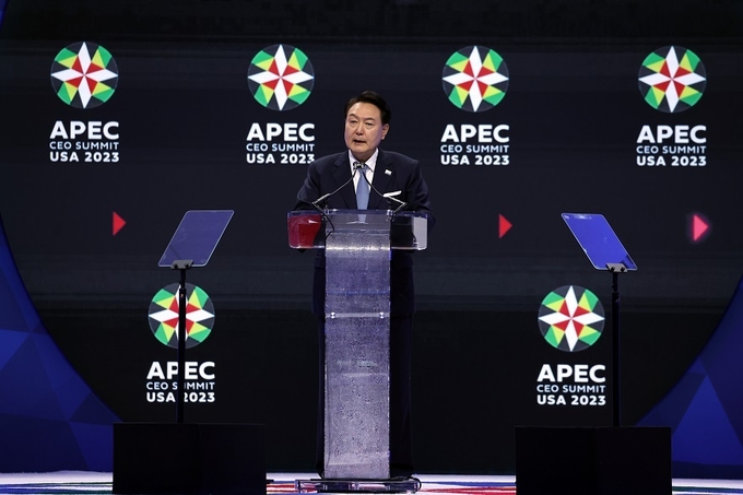 ㅍ아시아태평양경제협력체(APEC) 정상회의 참석차 미국을 방문한 윤석열 대통령이 15일(현지시간) 샌프란시스코 모스코니 센터에서 열린 APEC CEO 서밋에서 기조연설을 하고 있다.(사진=대통령실)