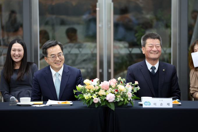 16일 오후 도담소에서 김동연 경기도지사 및 이순재 재일민단 가나가와현 지방본부 단장 등 약30여명이 참석한 가운데 재일민단 가나가와현 지방본부 대표단 차담회가 열리고 있다.