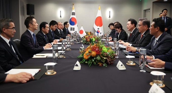 아시아태평양경제협력체(APEC) 정상회의 참석차 미국을 방문한 윤석열 대통령이 16일(현지시간) 샌프란시스코 한 호텔에서 기시다 후미오 일본 총리와 정상회담을 하고 있다.
