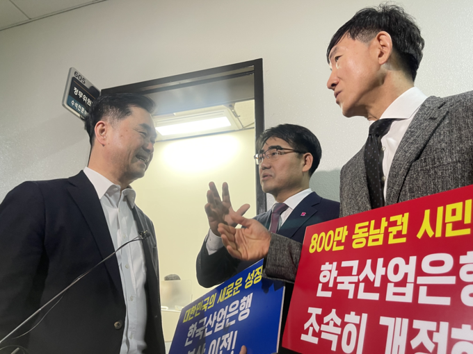 좌측 : 김종민 국회의원(정무위원회 민주당 간사, 법안심사제1소위 위원장)