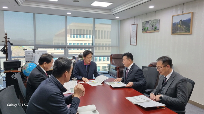 이용호 의원을 면담한 최재구 예산군수