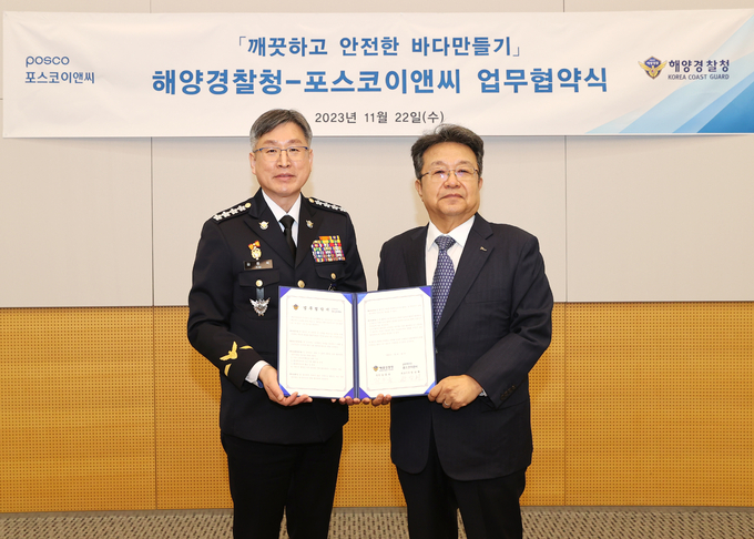 22일 포스코이앤씨 송도사옥에서 김종욱 해양경찰청장과 한성희 포스코이앤씨 사장 등 양기관 대표자가 한자리에 모여 업무협약 연장 체결식을 가졌다 