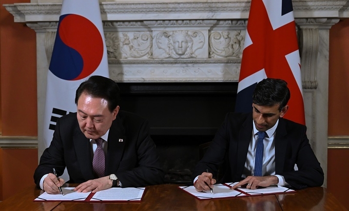 영국을 국빈 방문 중인 윤석열 대통령이 22일(현지시간) 런던 다우닝가 10번지 총리 관저에서 리시 수낵 총리와 ‘다우닝가 합의’에 서명한 뒤 기념촬영을 하고 있다.(사진=연합뉴스)