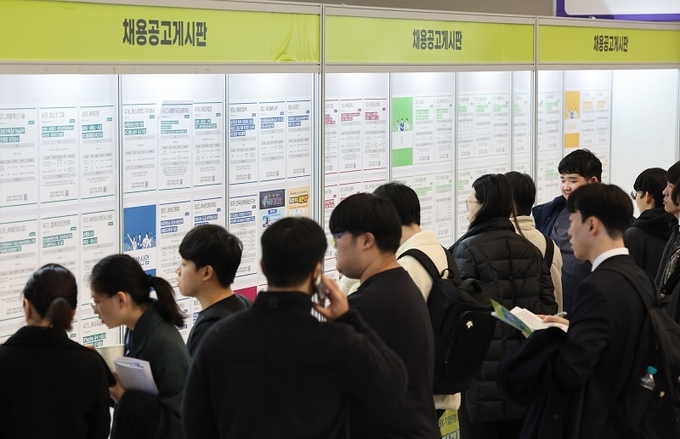 한 채용박람회에서 구직자들이 구직 활동을 하고 있다.(ⓒ뉴스1)