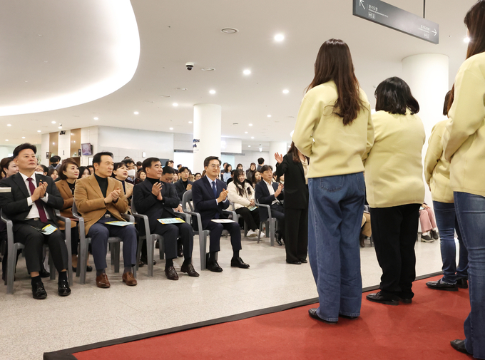 김동연 경기도지사가 장애인 합창단 공연을 관람하고 있다.