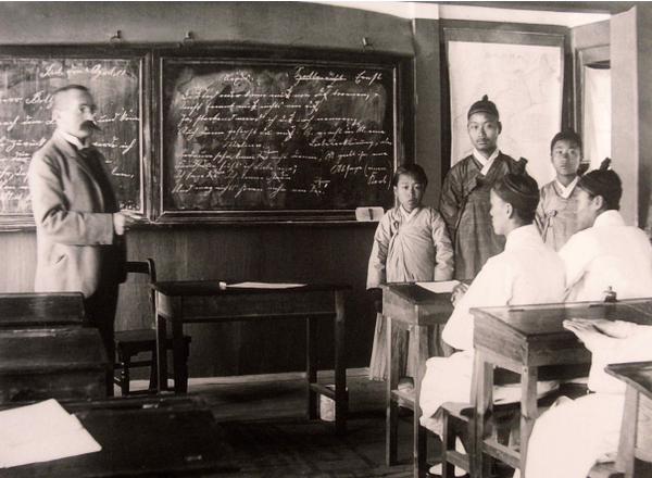 1903년 4월 6일 관립덕어학교에서 수업 중인 독일인 교사 요한 볼야안(Johann Bolljahn)