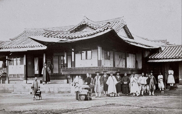 조선의 외교 고문 파울 게오르크 폰 묄렌도르프(Paul Georg von Möl endorf )와 부인 로잘리 폰 묄렌도르프(Rosalie von Möl endorf ), 1884년 서울 자택 앞