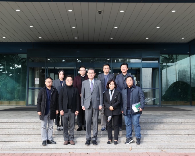 경기도 화성시에 위치한 현대자동차 남양연구소를 방문한 강희업 대도시권광역교통위원회 위원장과 관계자들이 기념촬영을 하고 있다.