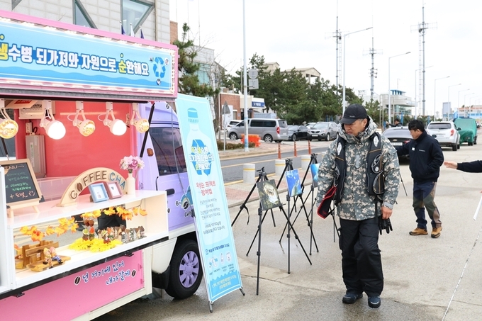 비응항일대에서 시민들과 어민들에게 우생순 프로젝트 실천문화 확산과 생활쓰레기 등 해양 투~
