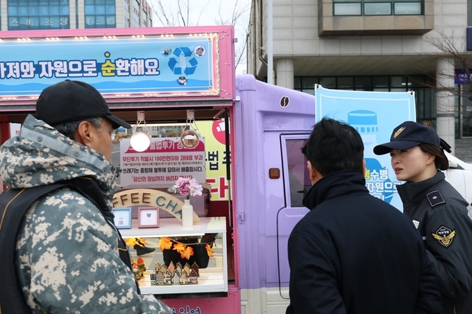 비응항일대에서 시민들과 어민들에게 우생순 프로젝트 실천문화 확산과 생활쓰레기 등 해양 투기 근절을 위한 홍보활동을 전개~