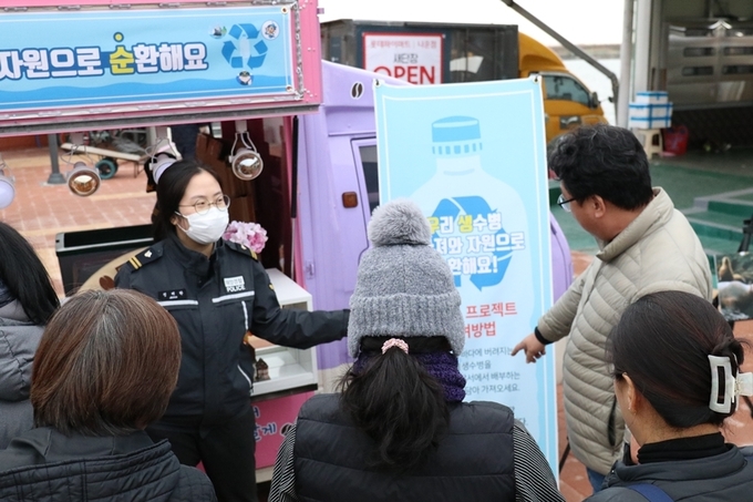 해망동 일대에서 시민들과 어민들에게 우생순 프로젝트 실천문화 확산과 생활쓰레기 등 해양 투기 근절을 위한 홍보활동을 전~
