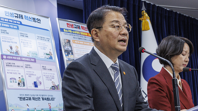 방기선 국무조정실장(왼쪽)이 21일 오전 서울 종로구 정부서울청사에서 민생 규제 혁신방안을 발표하고 있다. (사진=연합뉴스)