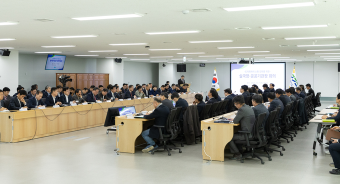 7일 오전 경기도청 율곡홀에서 김동연 경기도지사, 오병권 행정1부지사, 염태영 경제부지사, 경기도 공공기관장 및 실,국장 등이 참석한 가운데 실국장·공공기관장 회의가 열리고 있다.