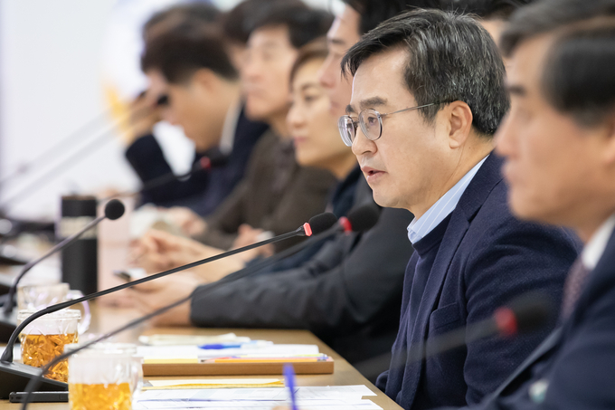 7일 오전 경기도청 율곡홀에서 열린 실국장·공공기관장 회의에서 김동연 경기도지사가 인사말을 하고 있다.