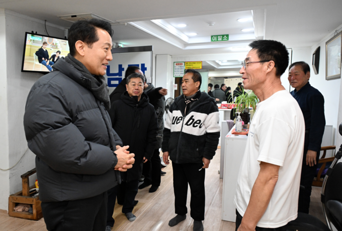 최근 급격한 기온 하강으로 지난 16일부터 한파특보가 내려진 가운데, 오세훈 시장이 18일(월) 한파 취약계층을 위한 시설점검을 위해 서울시 동행목욕탕(아현스파랜드)을 찾아, 목욕탕 종사자와 이야기를 나누고 있다.