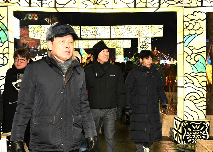 오세훈 시장이 크리스마스 이브인 24일(일) 광화문광장에서 열리고 있는 서울윈터페스타 2023 현장을 찾아 안전관리 상황을 점검하고 있다. 서울윈터페스타2023은 DDP, 광황문 광장 등 서울대표명소 7곳에서 내년 1월 21일까지 열린다.