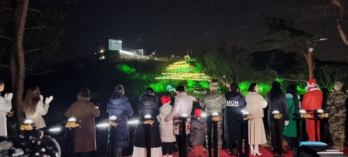 김병수 시장과 김포시 홍보대사들이 애기봉 트리 점등 모습을 바라보고 있다.
