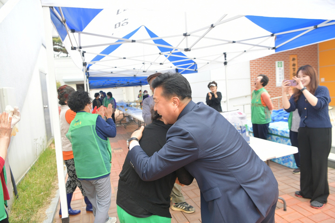 군민 격려 모습