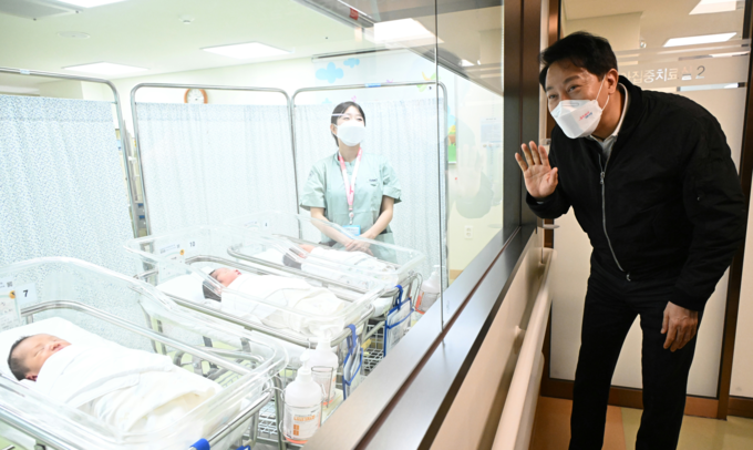오세훈 서울시장이 1월 2일(화) 오후 강북삼성병원 산부인과를 방문한 가운데 올해 강북삼성병원서 태어난 신생아들에게 손인사를 전하고 있다.