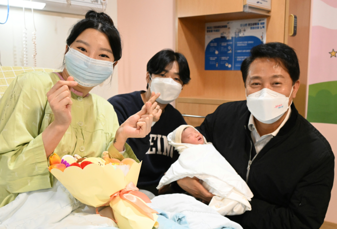 1월 2일(화) 오후 강북삼성병원 산부인과 병실을 찾은 오세훈 시장이, 강북삼성병원의 올해 태어난 첫둥이를 안고 산모 및 배우자와 함께 기념촬영을 하고 있다.