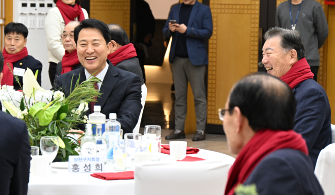 오세훈 서울시장이 1.5.(금) 저녁 7시 서울파트너스하우스 컨벤션홀에서 열린 ‘대한노인회 서울시연합회 신년간담회’에 참석해 환담을 나누고 있다.