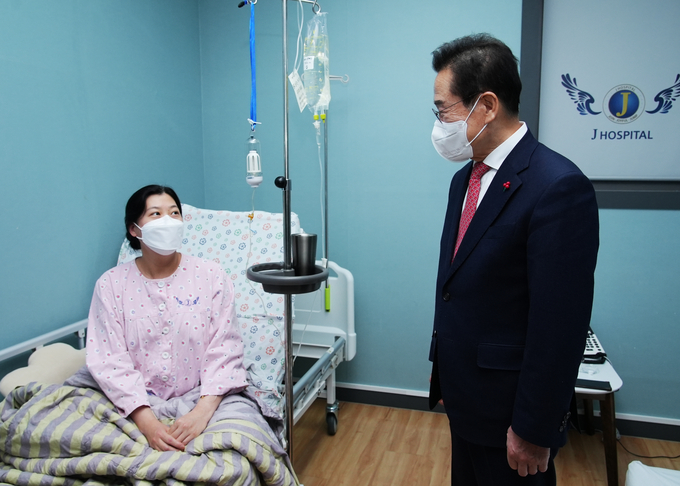산모 양 씨에게 축하 인사를 건네는 최기문 영천시장