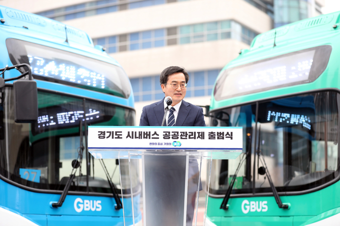 10일 오전 도청 임시 버스주차장에서 김동연 경기도지사가 인사말을 하고 있다.