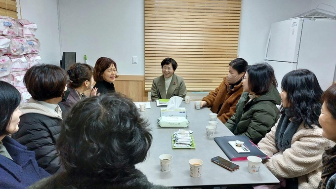 경산시- 정성희 중앙동장, 독거노인 생활지원사와 대화 시간 가져