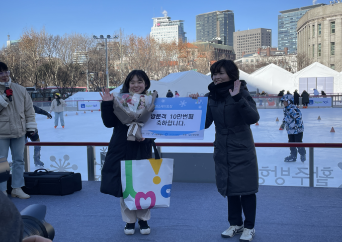 # “서울광장 스케이트장 너무 즐겁게 이용하고 있다. 여름에도 스케이트장이 운영되었으면 좋겠다.” (서울광장 10만번째 방문자 문가랑씨, 용산구, 24세)