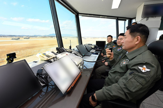 신원식 국방부 장관이 24일 충북 청주 공군 17전투비행단을 방문해 활주로 통제소에서 F-35A 전투기 출격 현장 작전지도를 하고 있다. (사진=국방부 제공)