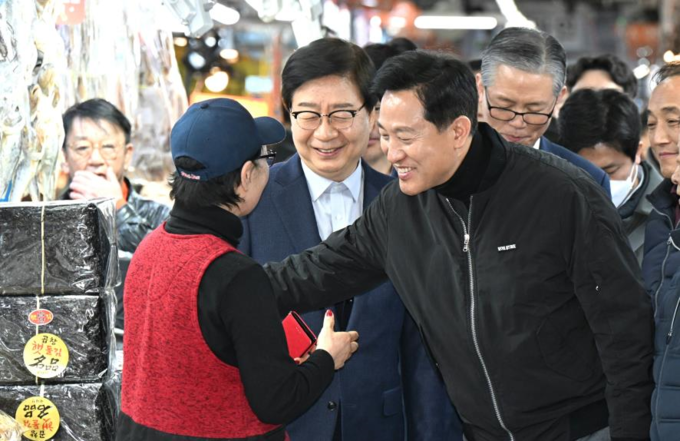 6일(화) 오후 송파구 가락시장을 찾은 오세훈 서울시장이 설 연휴를 앞둔 명절 민생 물가를 점검하고, 상인들을 격려하고 있다.